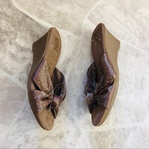 NWOT NEW YORK TRANSIT Tan twist summer beaded studded wedge sandals size 7